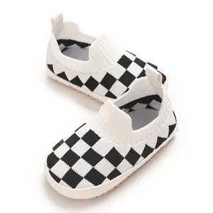 Primer plano de zapatos de punto transpirables con diseño de cuadros para bebé.