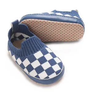 Vista detallada de los zapatos de punto para bebé a cuadros azules con suelas antideslizantes