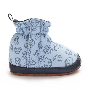 Nahaufnahme von blauen Baby-Schneestiefeln mit süßem Auto-Muster und weicher Sohle.