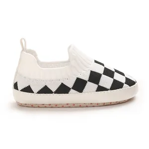 Detalle del zapato de punto para bebé con diseño de cuadros transpirable