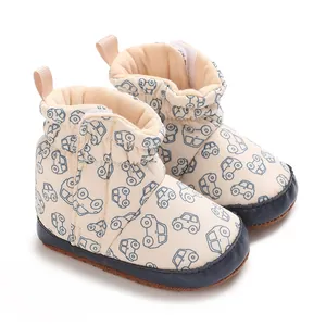 Detailaufnahme von Baby-Schneestiefeln mit Auto-Cartoon-Muster und weichen Sohlen