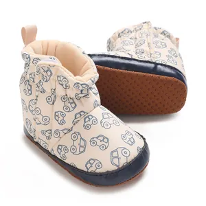 Detailansicht von Baby-Schneeschuhen mit Automuster und rutschfester Textilsohle