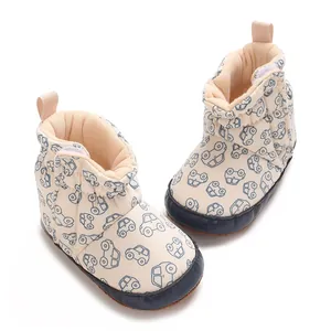 Gemütliche Baby-Schneestiefel mit Auto-Muster und weicher Stoffsohle für Lauflerner.
