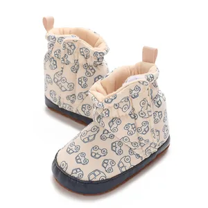 Detailansicht der niedlichen Baby-Schneestiefel mit Automuster und weichen Stoffsohlen