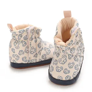 Detailansicht beige Baby-Schneestiefel mit blauem Auto-Print und weichen Sohlen