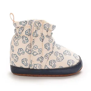 Seitenansicht der cremefarbenen Baby-Winterstiefel mit blauen Auto-Prints und weicher Sohle