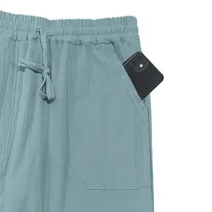 Nahaufnahme einer hochwertiger Leinenhose für Herren mit Taschendetails und Textur