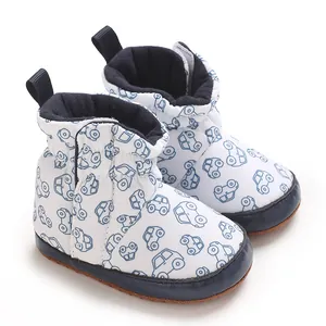 Gemütliche Baby-Schneestiefel mit Auto-Print und weicher rutschfester Sohle für Kleinkinder