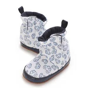 Bequeme weiße Baby-Schneeschuhe mit blauem Auto-Muster für Kleinkinder zum Laufenlernen