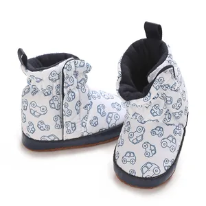 Detailansicht der Baby-Schneestiefel mit blauen Auto-Mustern und einer weichen Sohle
