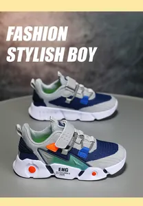 Zijaanzicht detail van ademende mesh sneakers voor jongens in blauw grijs en wit