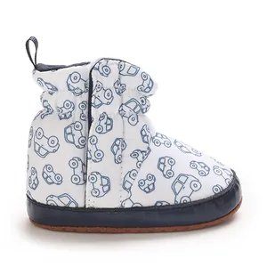 Detailansicht von Babystiefeln mit blauen Auto-Prints und weichen Sohlen für Winter.
