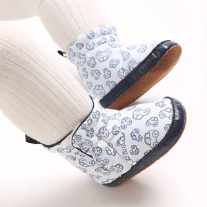 Nahaufnahme von Baby-Schneestiefeln mit Automustern und weichen Antirutschsohlen.