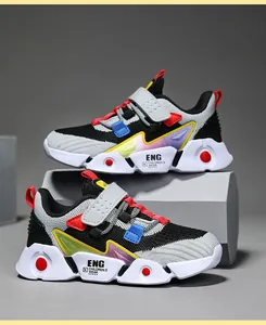 Gedetailleerd overzicht van ademende mesh jongenssneakers met kleurrijke accenten