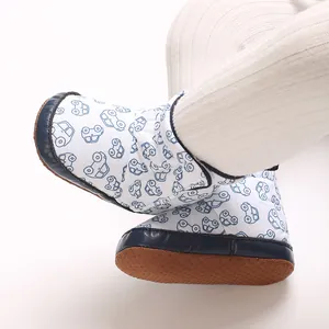 Detailansicht von Baby-Schneestiefeln mit Auto-Print und weichen Anti-Rutsch-Sohlen