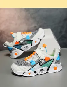 Detailweergave van ademende jongenssneakers met levendige meerkleurige accenten.