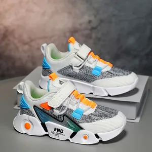 Ademende mesh sneakers voor jongens in wit en grijs met levendige oranje accenten