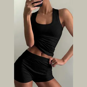 Completo a due pezzi nero a coste con canotta slim fit e pantaloncini a vita alta