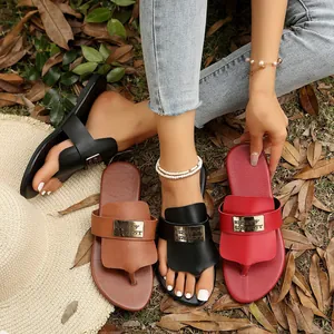 Damen Sommer Flache Zehensteg Sandalen Mode Metalldekor Europäischer Amerikanischer Stil PU Leder Strand Schuhe Übergröße
