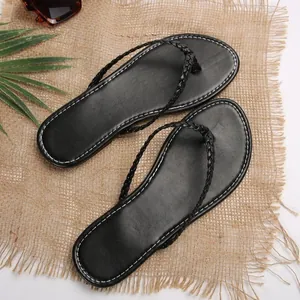 Eleganti infradito estive da donna nere con cinturini intrecciati e suola antiscivolo