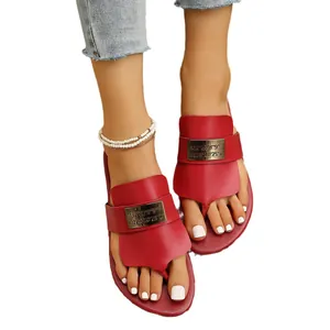 Elegante rote Damen-Flachsandalen mit breiten Riemen und gravierten Metallplatten-Dekor