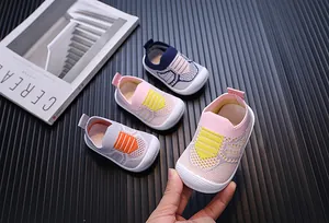 Vista macro dettagliata che mostra la maglia traspirante delle scarpe per neonati e bimbi