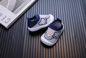 Dettaglio della trama in maglia traspirante sulle scarpe da passeggio blu per neonati