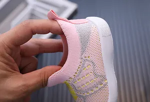 Dettaglio del colletto elastico flessibile e del tessuto morbido delle scarpe per neonati