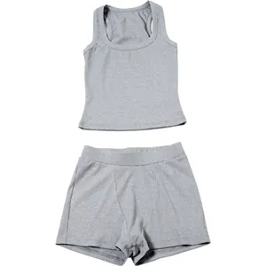 Completo grigio a coste con canotta a vogatore e pantaloncini coordinati a vita alta.