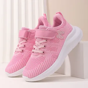 Κοντινό πλάνο ροζ παιδικού sneaker flyknit με κέντημα πεταλούδας και λουράκι βέλκρο