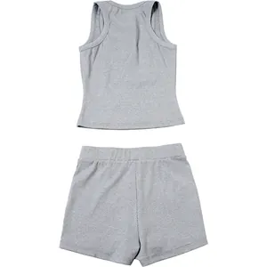 Vista posteriore di set canotta a costine grigia con spalline incrociate e shorts