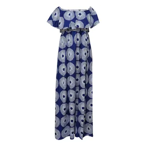 Vista frontal de un vestido largo con hombros descubiertos y estampado floral azul