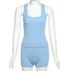 Vista frontale del set lounge a due pezzi in maglia a coste azzurro con canotta e pantaloncini.