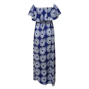 Vista frontal de un vestido largo azul con hombros descubiertos y estampados mandala.
