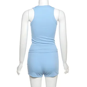 Vista posteriore di un set azzurro a coste con top a vogatore e pantaloncini a vita alta