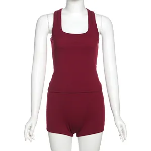 Vista dettagliata del set a due pezzi in maglia a costine bordeaux con top e pantaloncini