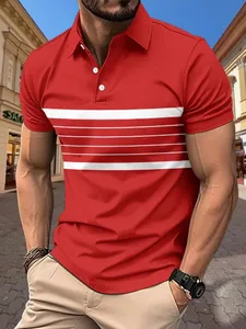Nahaufnahme eines roten Herren-Poloshirts mit weißen Streifen in einer Straße.