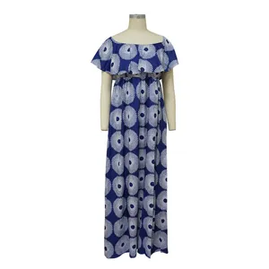 Vista completa del vestido largo azul con hombros descubiertos y patrones circulares blancos