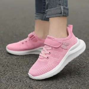 Λεπτομέρεια από ροζ αναπνεύσιμα flyknit αθλητικά παπούτσια για κορίτσια με πεταλούδα