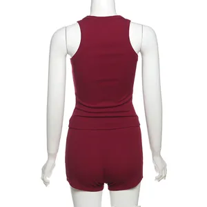 Vista posteriore di questo set a costine bordeaux con top vogatore e pantaloncini slim