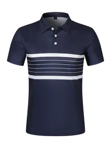 Detailansicht des dunkelblauen gestreiften Herren-Poloshirts mit Knopfkragen.