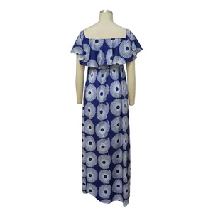Vista detallada del vestido largo azul con estampado de espirales y volantes.