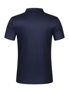 Detaillierte Rückansicht eines klassischen dunkelblauen Herren-Poloshirts aus Piqué-Stoff