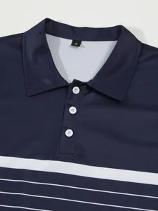 Nahaufnahme eines marineblauen Poloshirts mit Streifen, weißen Knöpfen und feiner Netzstruktur.