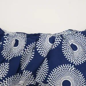 Primer plano detallado de la tela de un vestido azul con motivos circulares blancos