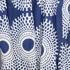 Primer plano del estampado geométrico azul y blanco en tela suave de vestido de verano