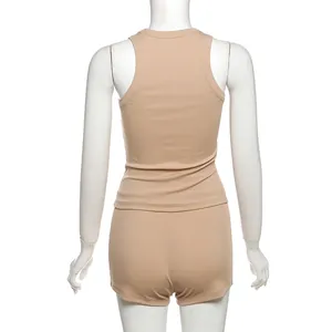 Vista posteriore di un set di canotta e pantaloncini a coste beige su un manichino