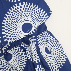 Primer plano del estampado geométrico azul y blanco en tela de vestido de verano