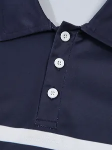 Detailansicht der weißen Knöpfe und des gestreiften Piqué-Stoffes eines Poloshirts.