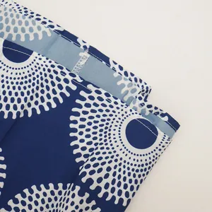 Detalle de primer plano de la costura fina y el estampado digital azul y blanco